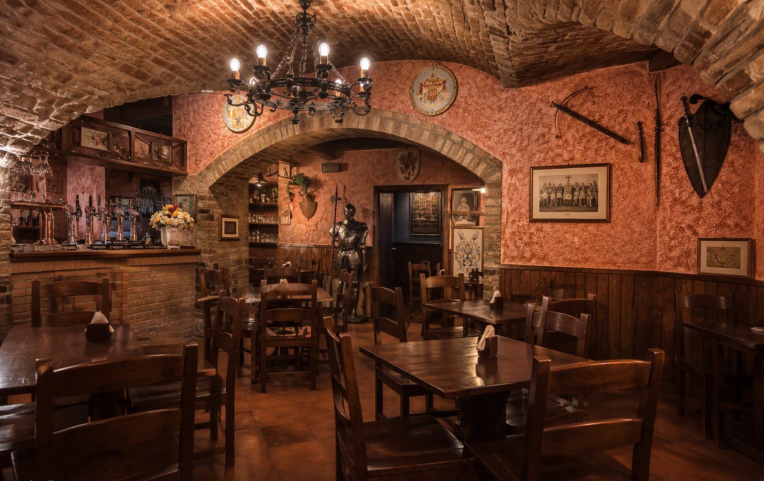 La sala con la volta in mattoni e il lampadario in ferro